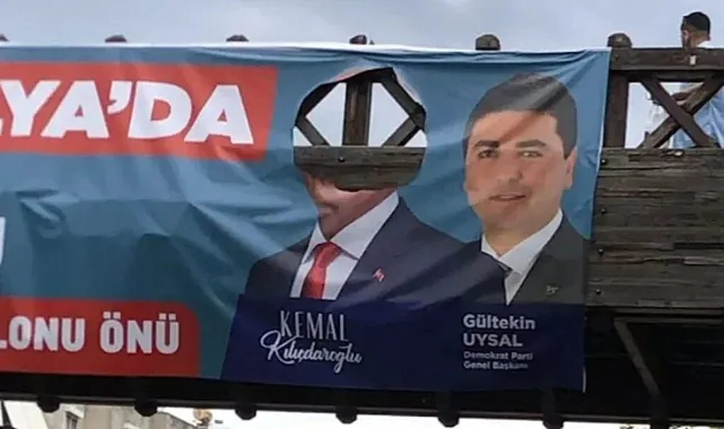 CHP Afişlerine Kesici Aletlerle Çirkin Saldırı