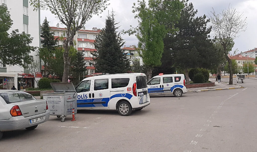 Çorum'da bir kişi bıçakla, bir kişi de sopayla yaralandı