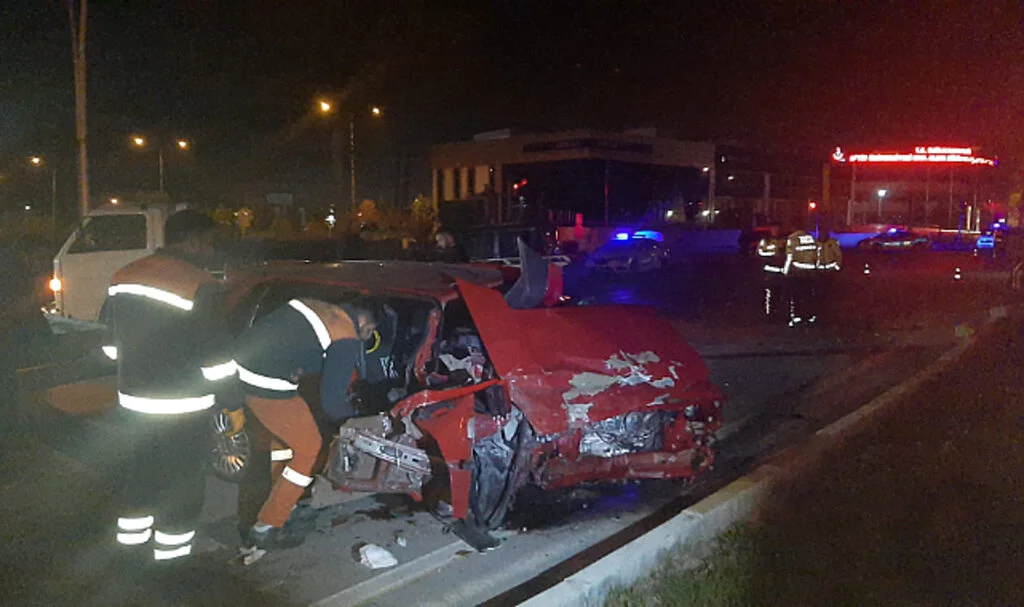 Çorum'da hafif ticari araçla otomobil çarpıştı, 3 kişi yaralandı