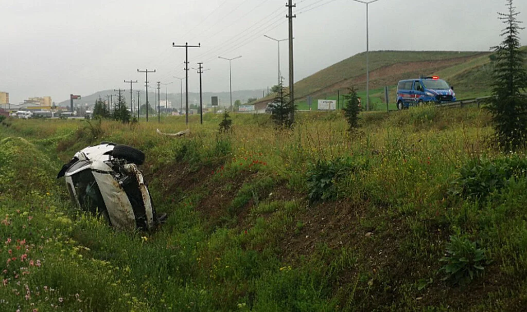 Çorum'da otomobilin su kanalına devrildiği kazada 1 kişi öldü, 4 kişi yaralandı
