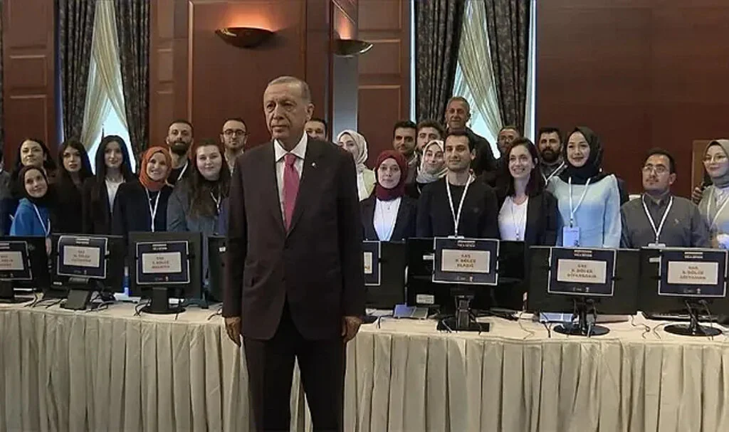 Cumhurbaşkanı Erdoğan, AK Parti Genel Merkezi'ndeki Seçim Koordinasyon Merkezi'ni Ziyaret Etti