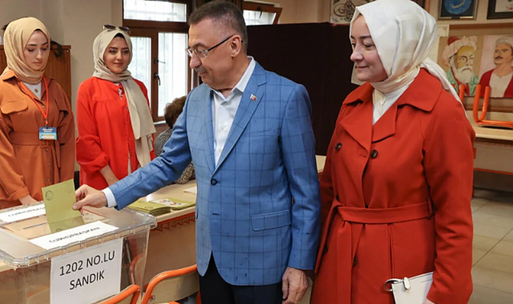 Cumhurbaşkanı Yardımcısı Fuat Oktay Ankara'da oy kullandı