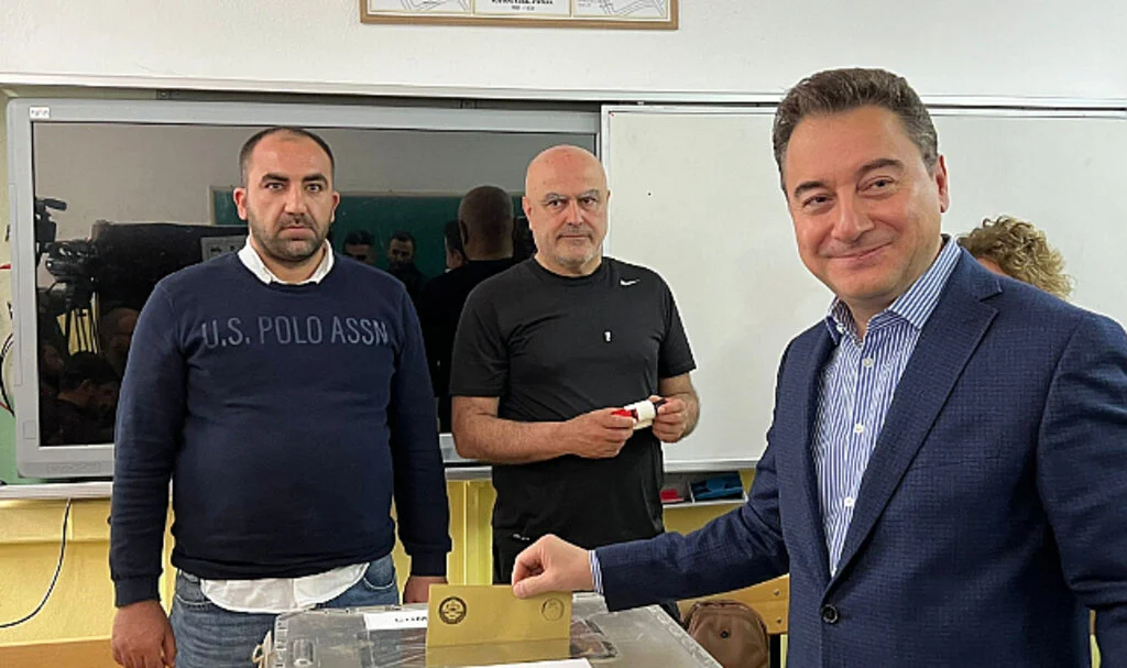 DEVA Partisi Genel Başkanı Babacan Ankara’da oyunu kullandı