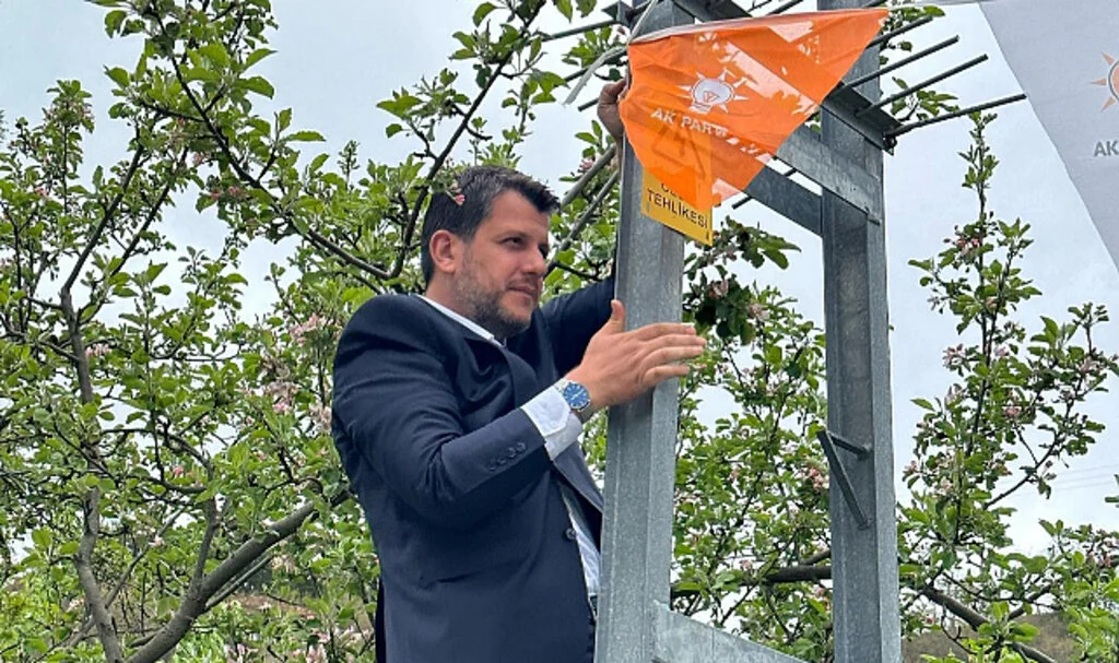 Direğe Çıkıp Bayrak Astı
