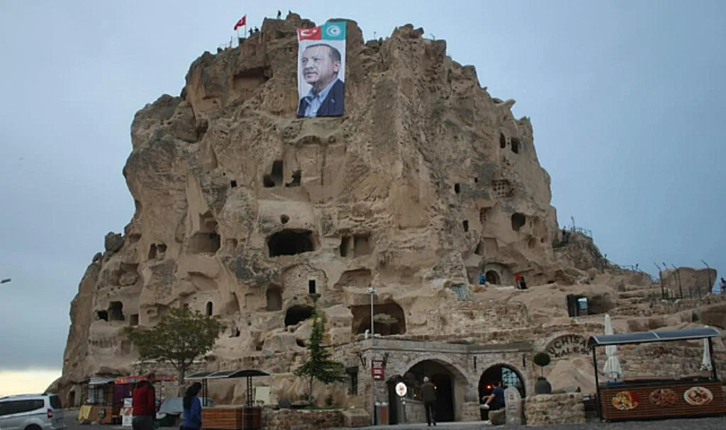 Dünyanın En Büyük Doğal Gökdelenine Erdoğan'ın Posteri Asıldı