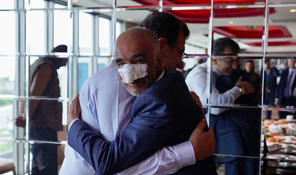 Ekrem İmamoğlu, Erzurum'daki taşlı saldırıda yaralanan yurttaşlarla buluştu!