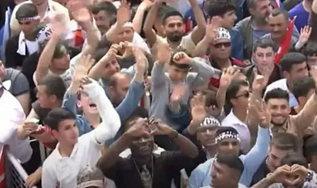 Erdoğan’ın Konuştuğu Meydanda Dikkat Çeken Kare
