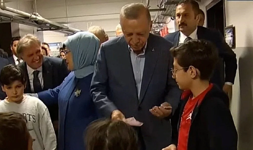 Erdoğan Oy Kullandığı Okulda Çocuklara Para Dağıttı
