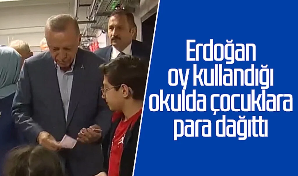Erdoğan oy kullandığı okulda çocuklara para dağıttı
