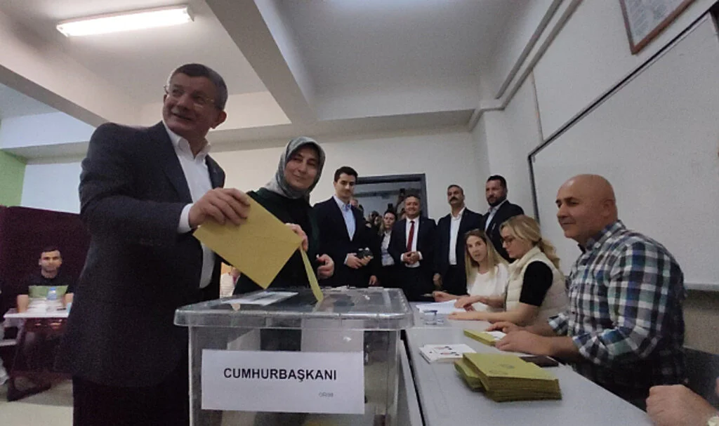 Gelecek Partisi Genel Başkanı Ahmet Davutoğlu, oyunu kullandı