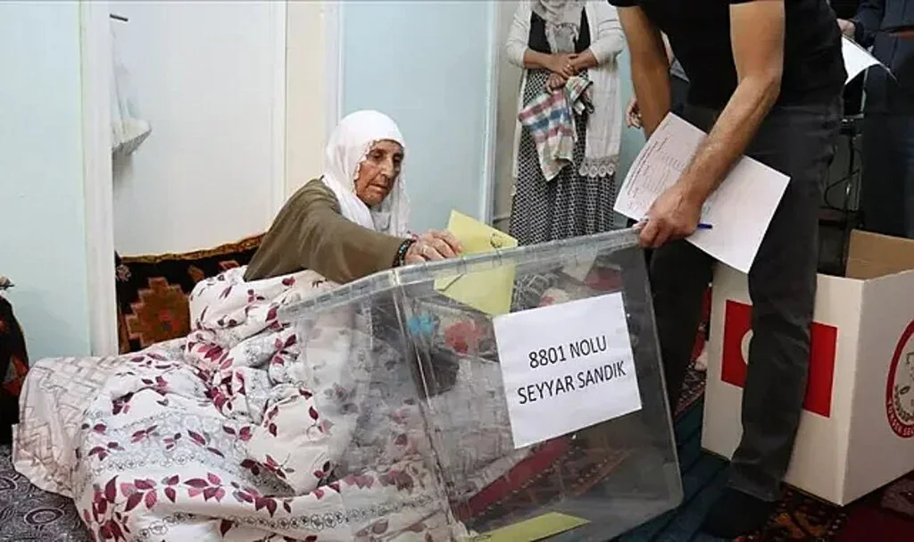 Hasta ve Engelliler "Seyyar Sandık" ile Oylarını Kullandı