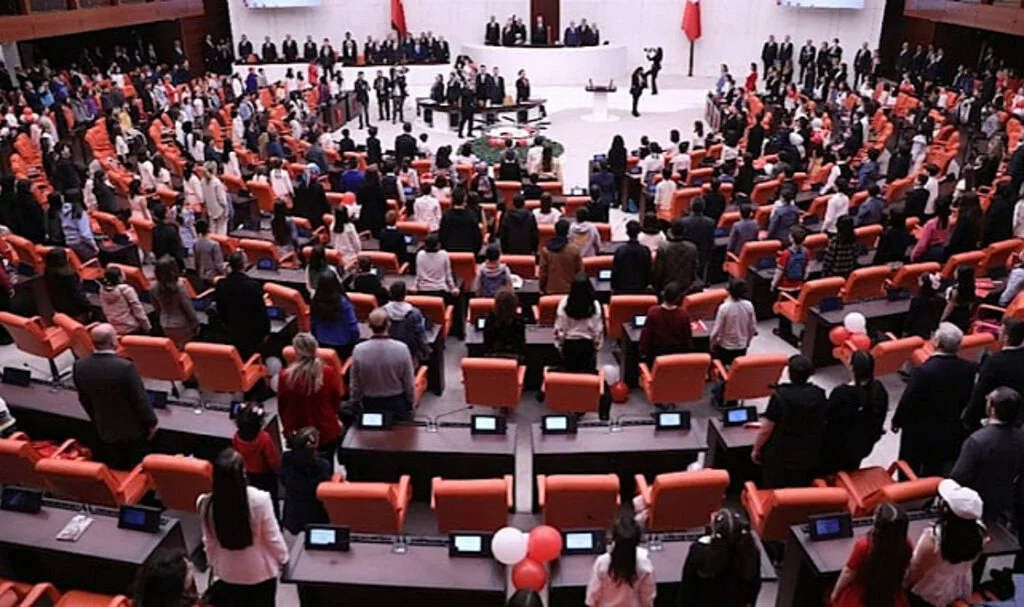 İki Vekil Daha Hak Etmediği Maaşı İade Etti