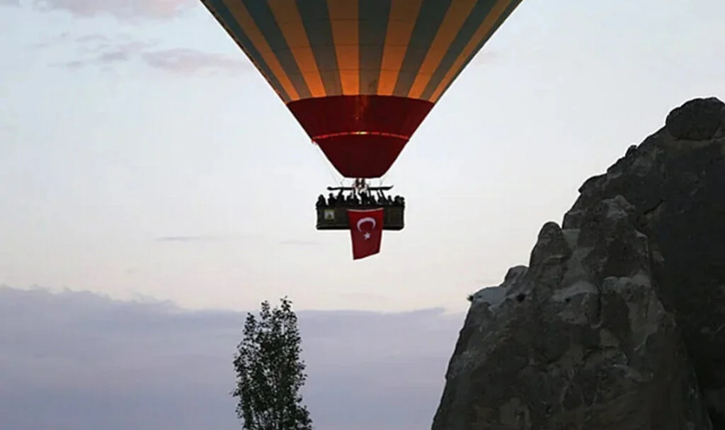 Kapadokya'da Balonlar Türk Bayrakları ve Atatürk Posteri ile Uçtu