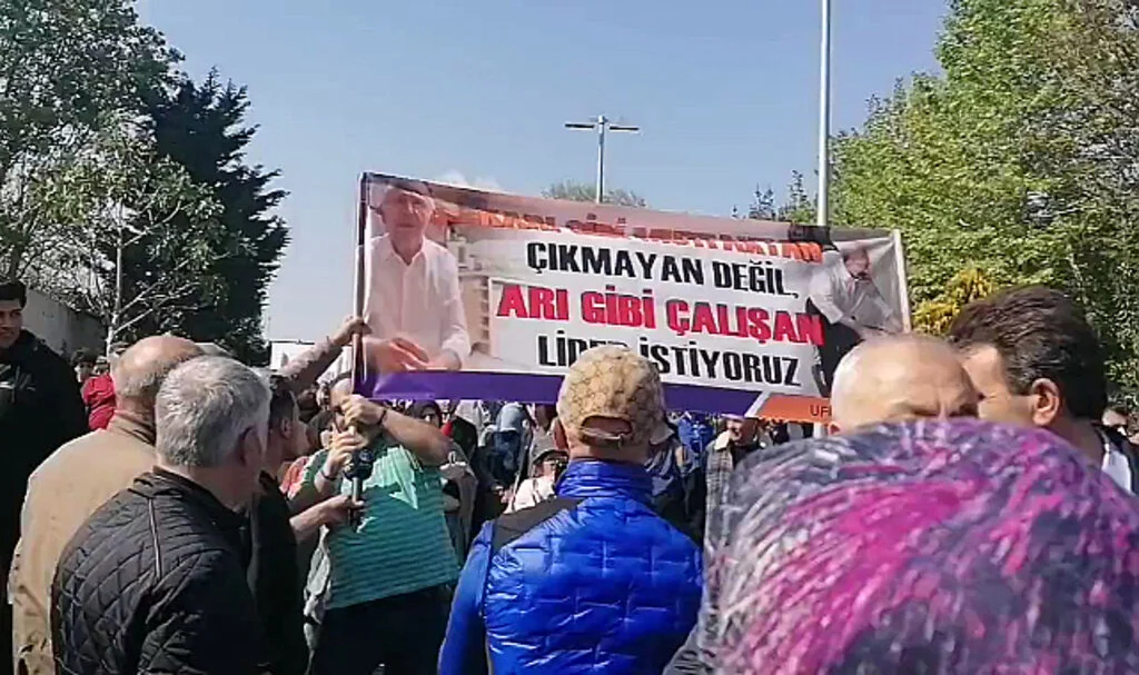 Kılıçdaroğlu’na Yönelik Cinsiyetçi Pankarta Tepki