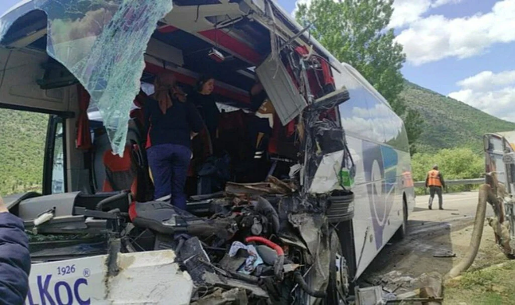 Konya'da Yolcu Otobüsü Temizlik Kamyonuna Çarptı: Ölü ve Yaralılar Var