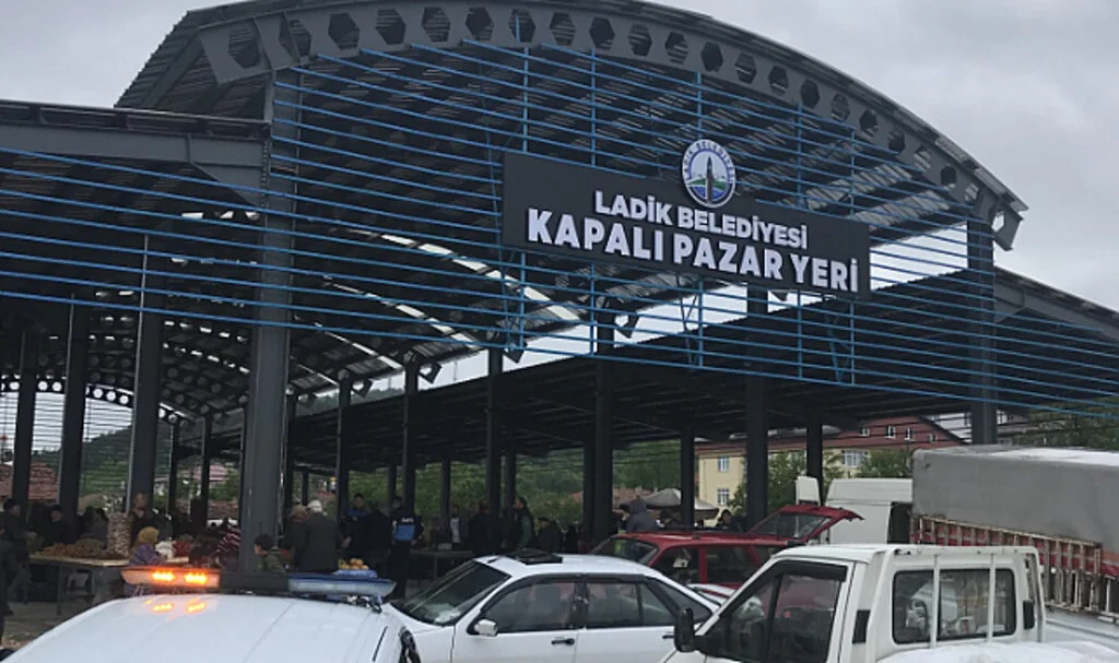 Ladik'te kapalı pazar yeri hizmete açıldı