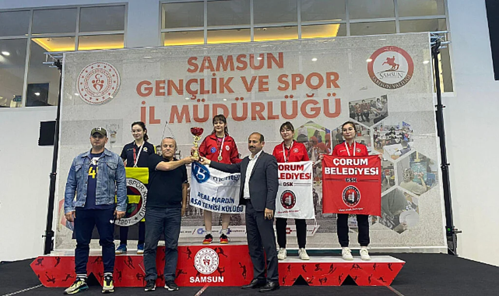 Masa Tenisi'nde Ödüller Sahiplerini Buldu