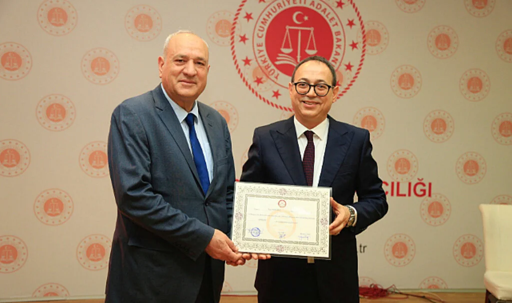 MHP'li Topsakal Mazbatasını Aldı 