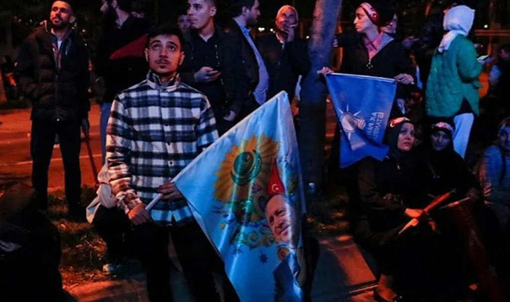 NY Times Muhabiri AK Parti Genel Merkezinde: Hava Gergin