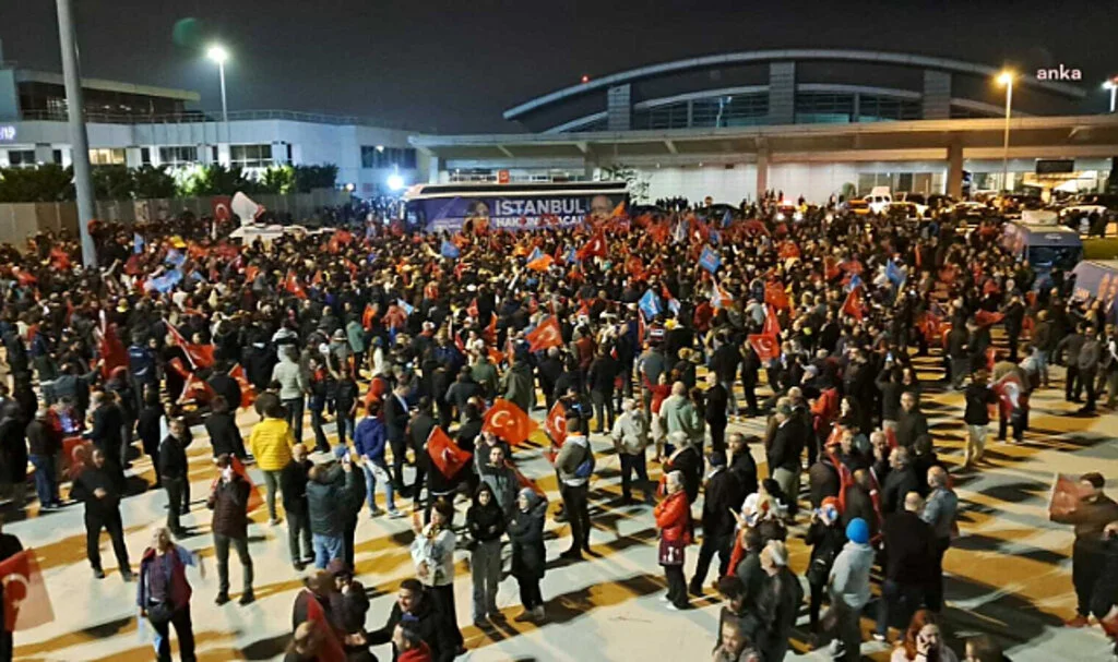 Sabiha Gökçen Havalimanı miting alanına döndü! Vatandaşlar İmamoğlu'nu bekliyor