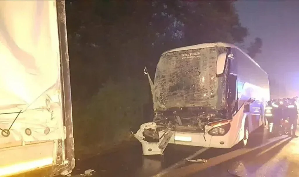 Sakarya'da AK Partili Seçmenleri Taşıyan Otobüsün Tıra Çarptı, 28 Kişi Yaralandı