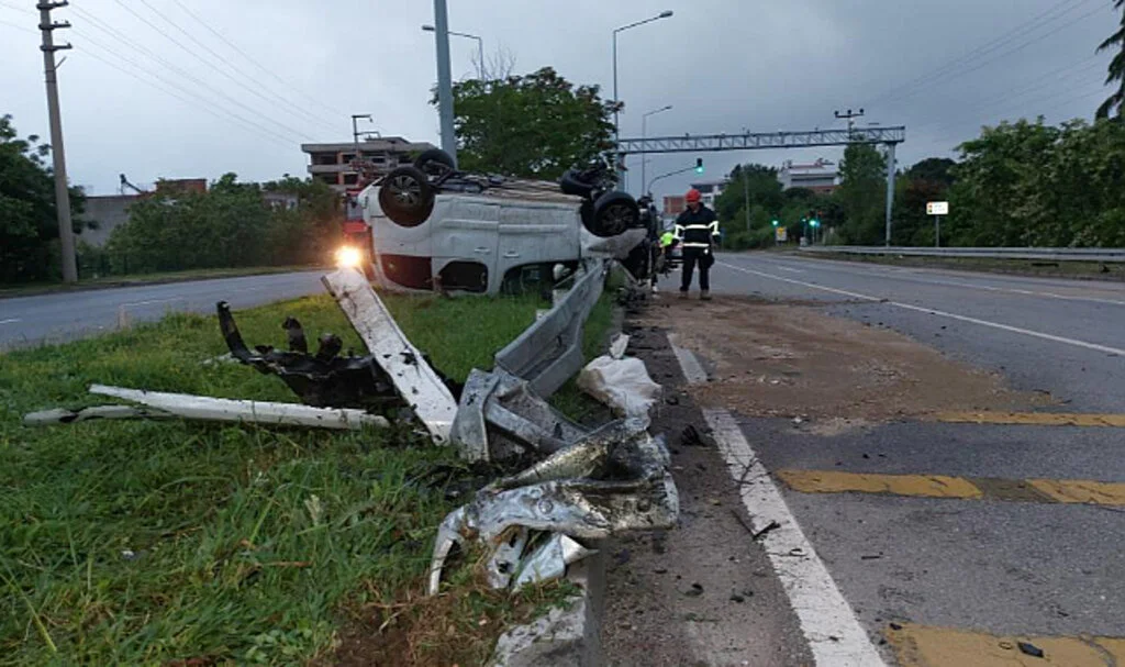 Samsun'da Bariyere Çarpan Araç Takla Attı: 1'i Ağır 2 Yaralı