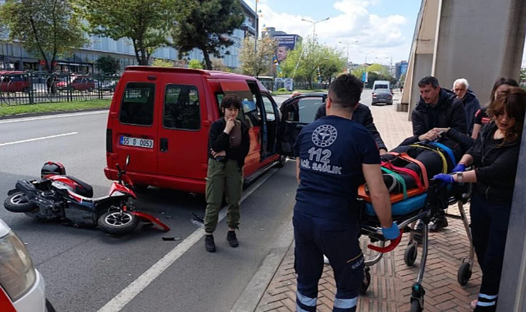Samsun'da Dolmuşa Arkadan Çarpan Motosiklet Sürücüsü Ölümden Döndü