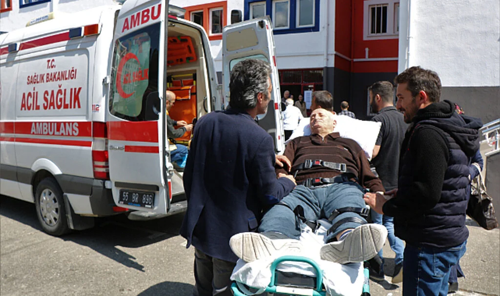 Samsun'da engelli ve hastalar oy kullanmaya ambulansla geldi