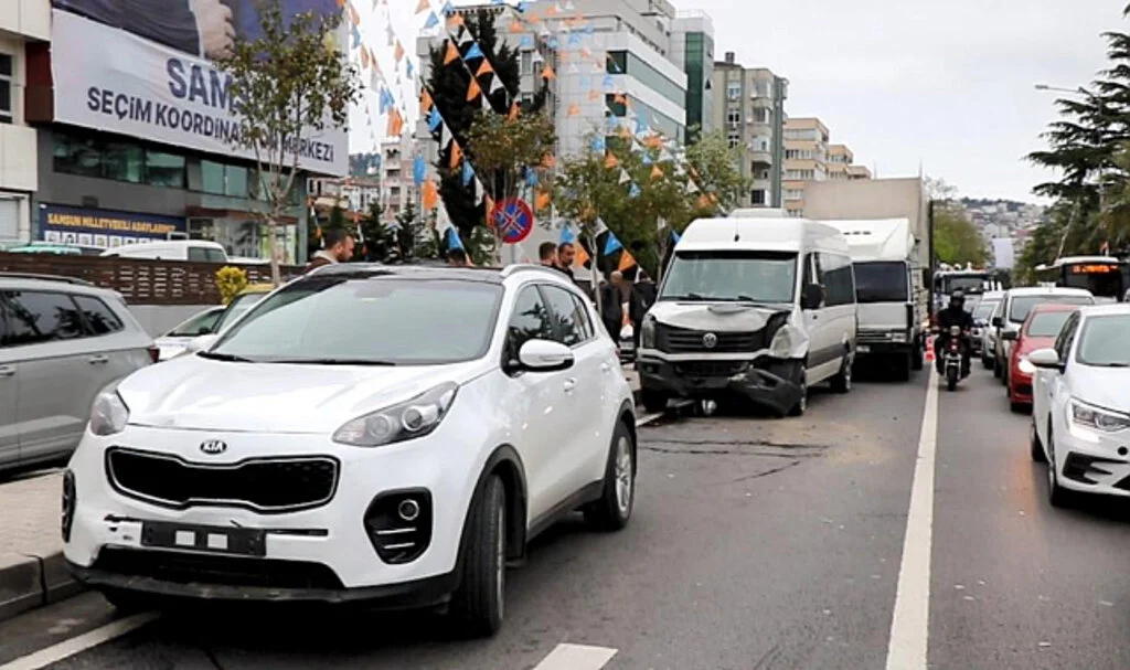 Samsun’da Freni Boşalan Kamyon Işıkta Bekleyen 5 Araca Çarptı: 1 Yaralı