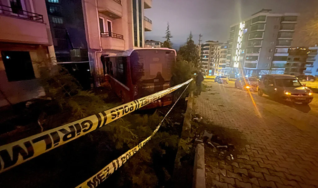Samsun'da Halk Otobüsü Öğrenci Yurduna Girdi 