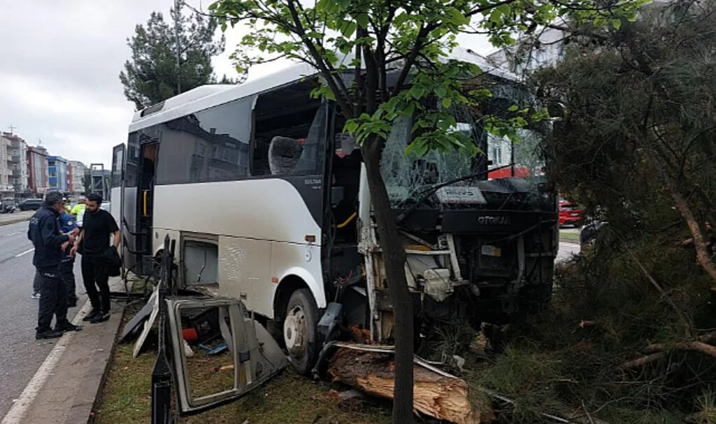 Samsun'da İşçi Servisi Kazasında 9 Kişi Yaralandı Polis, Yaralı Kargaya da Yardım Etti