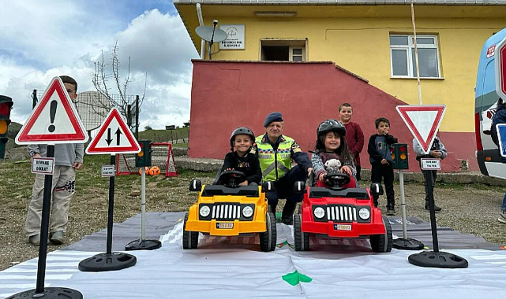 Samsun'da Jandarma Kırsalda Yaşayan Öğrencilere Trafik Eğitimi Verdi