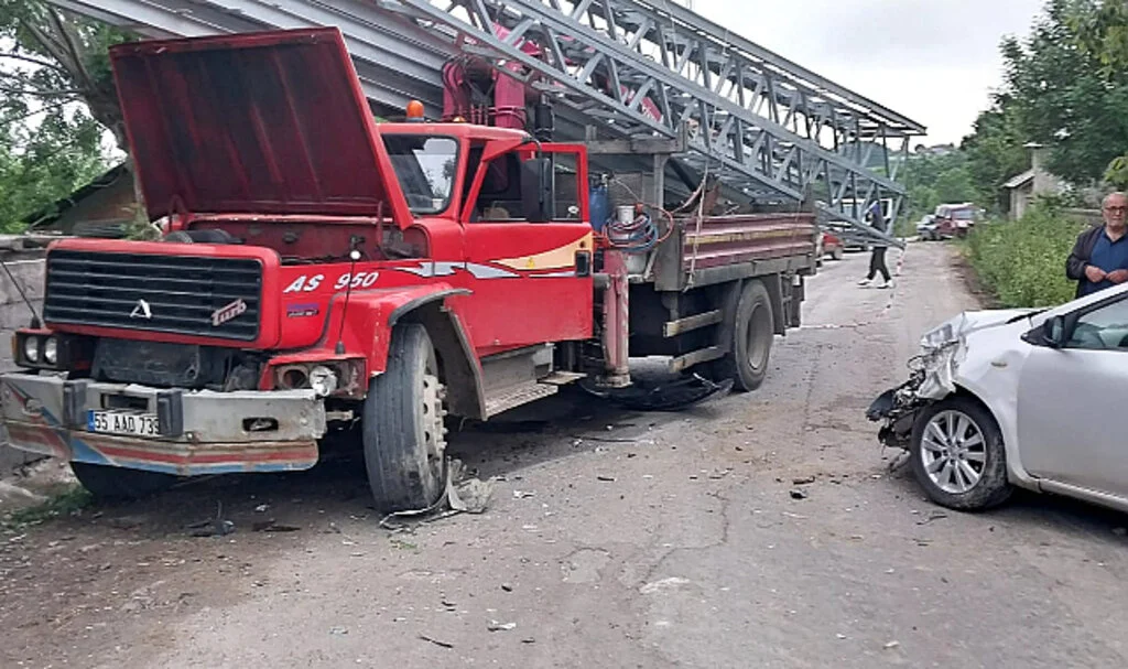 Samsun'da Kamyonla Otomobil Çarpıştı, 2 Kişi Yaralandı