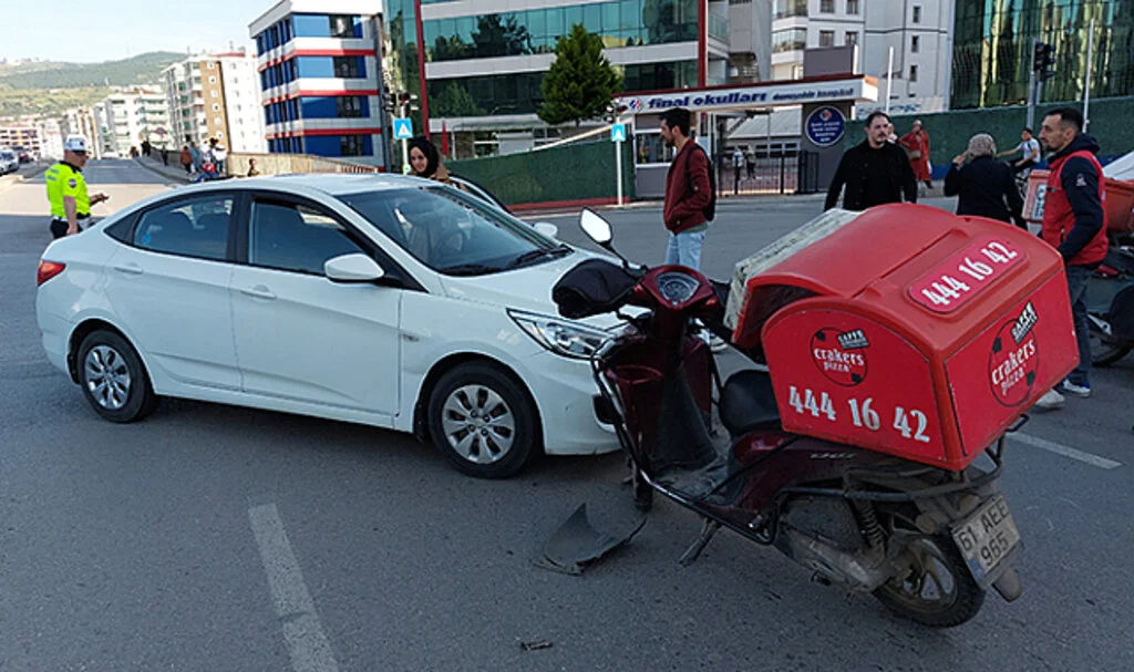 Samsun'da Kavşakta Kuryeye Çarptı 