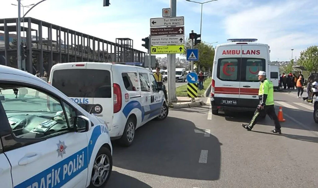 Samsun'da Motosiklet Yayaya Çarptı: 2 Yaralı