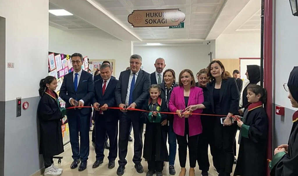 Samsun'da Ortaokulda ‘Hukuk Sokağı’ Açıldı