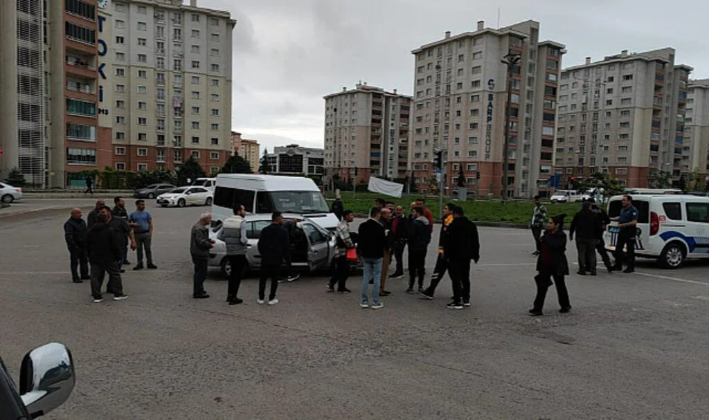 Samsun'da Otomobil ile Yolcu Minibüsü Çarpıştı: 1 Yaralı