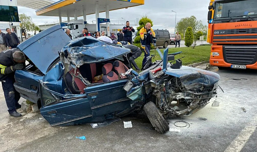 Samsun'da Otomobil Park Halindeki Tıra Çarptı: 3 Yaralı