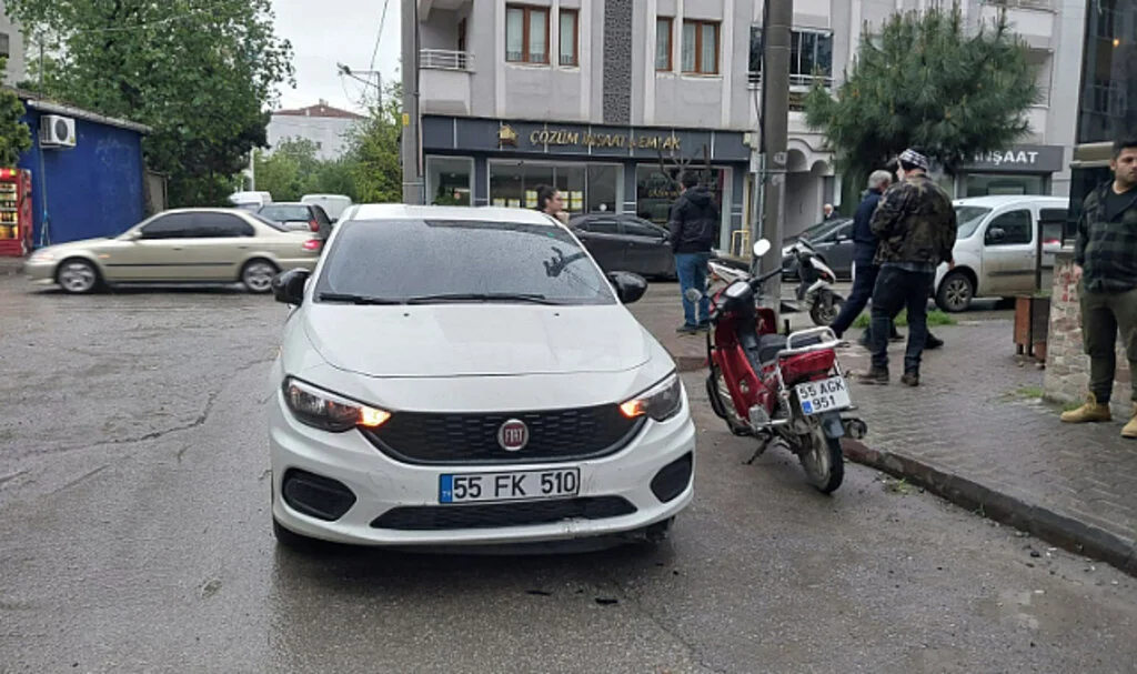 Samsun'da Otomobille Çarpışan Motosikletin Sürücüsü Yaralandı