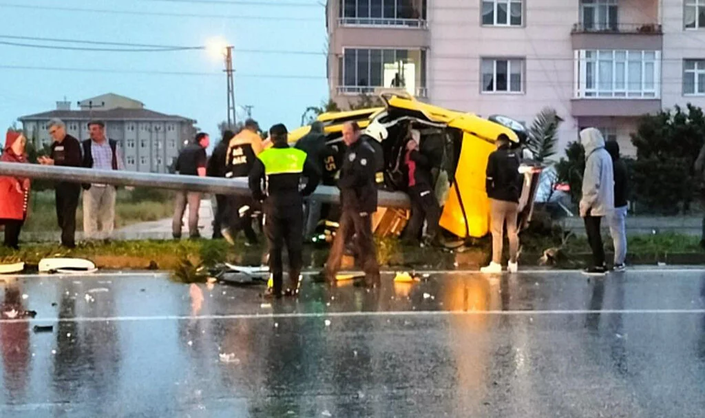 Samsun'da Ticari Taksi Direğe Çarptı: 2 Yaralı