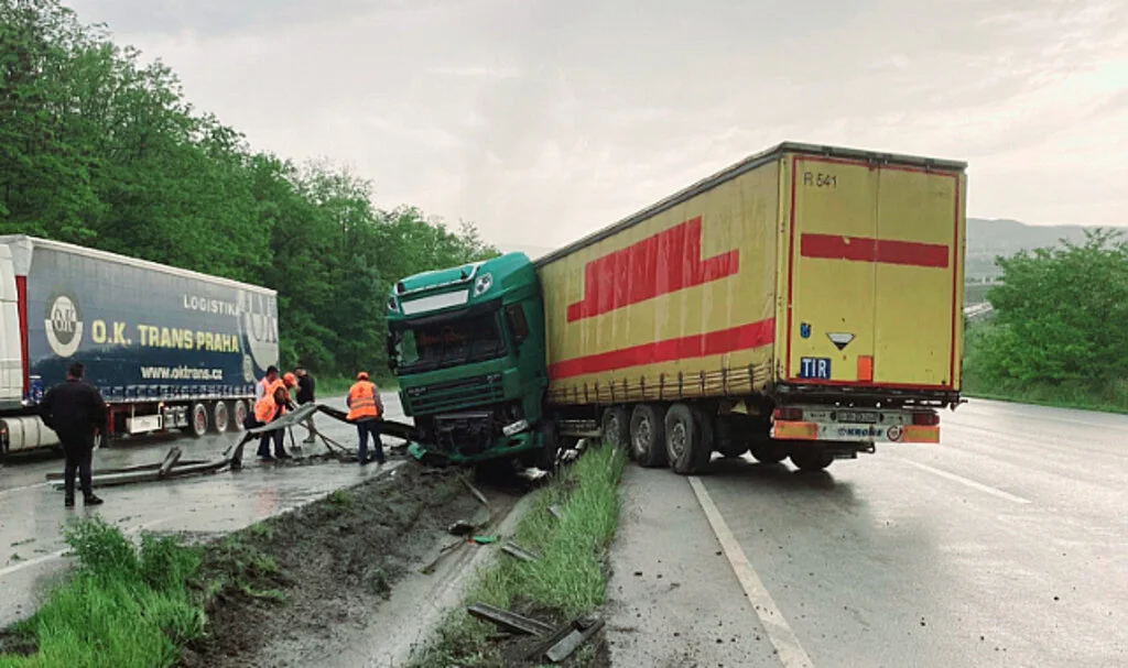 Samsun'da tır bariyere çarpıp su kanalına girdi