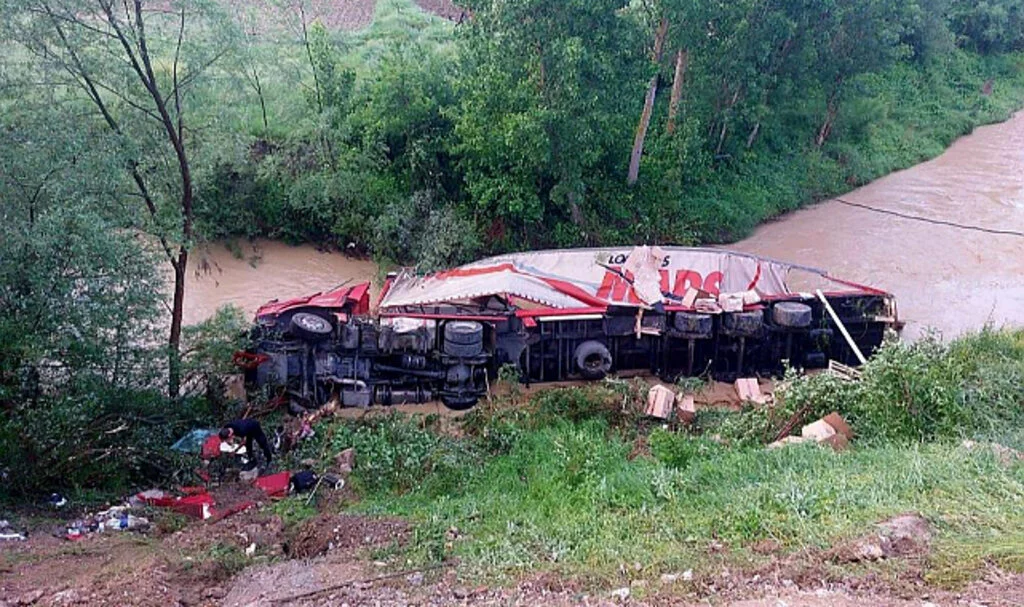 Samsun'da Tır Çaya Devrildi: 2 Yaralı
