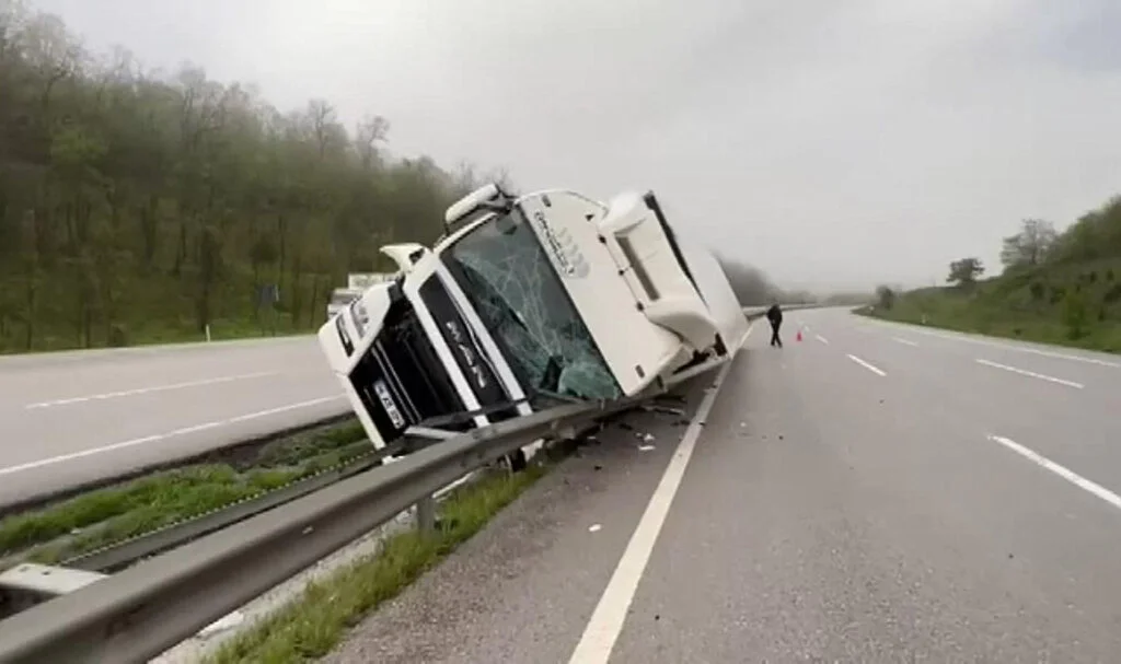 Samsun'da Tır Devrildi: 2 Yaralı