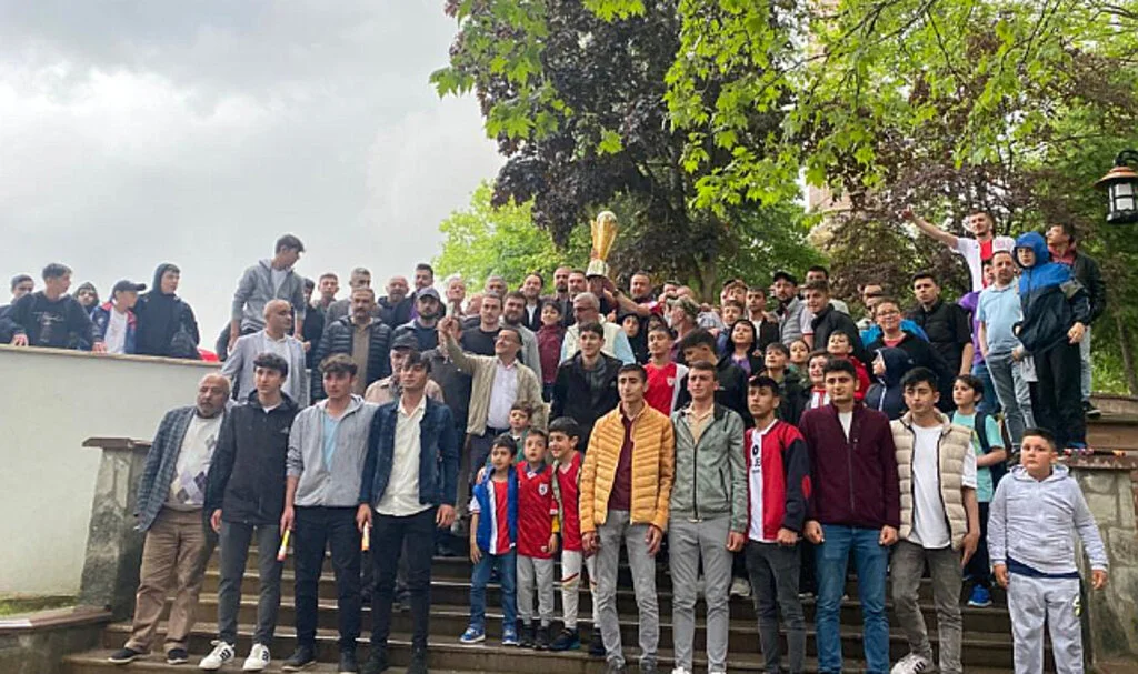 Samsunspor'un şampiyonluk kupası Ladik'te sergilendi