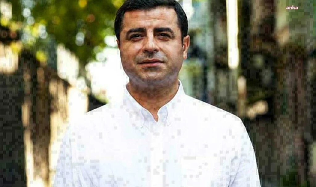 Selahattin Demirtaş: "Yenilmedik. Yenilmediğimiz İçin de Sakın Kimse Umutsuz Olmasın. Asla Teslim Olmak Yok. Mücadeleye Devam"