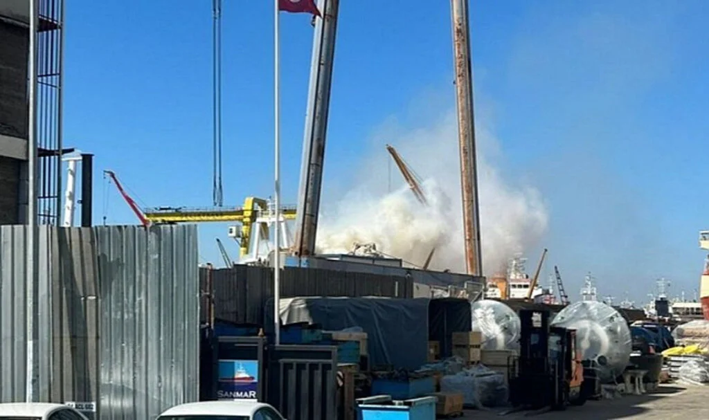 Son Dakika Haberi Tuzla’da Tersanede Yangın!