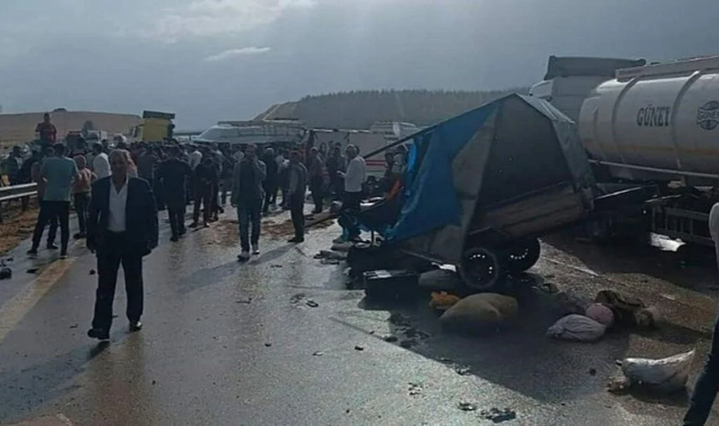 TAG Otoyolundaki Zincirleme Trafik Kazasında 2 Kişi Öldü, 20 Kişi Yaralandı