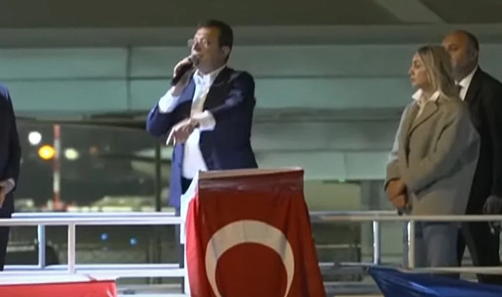 Taşlı saldırı sonrası Ekrem İmamoğlu, Sabiha Gökçen Havalimanı'nda açıklama yaptı