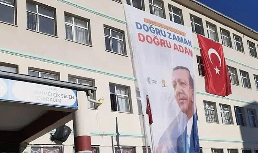 Van’da Okula AK Parti Logolu Erdoğan Posteri Asıldı