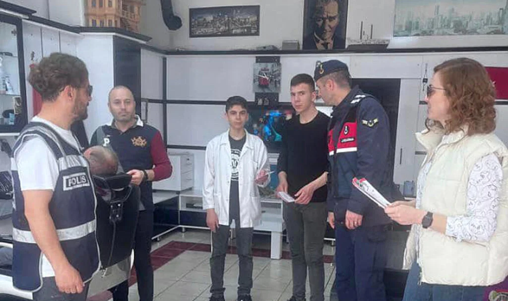 Yakakent'te aile içi ve kadına yönelik şiddetle mücadeleyle ilgili bilgilendirme yapıldı